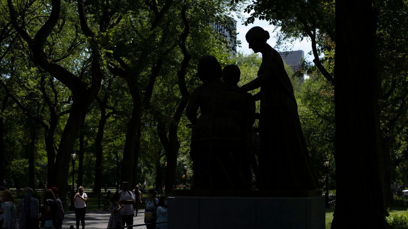 Monument to Women's Right Pioneers Statue in NEw York