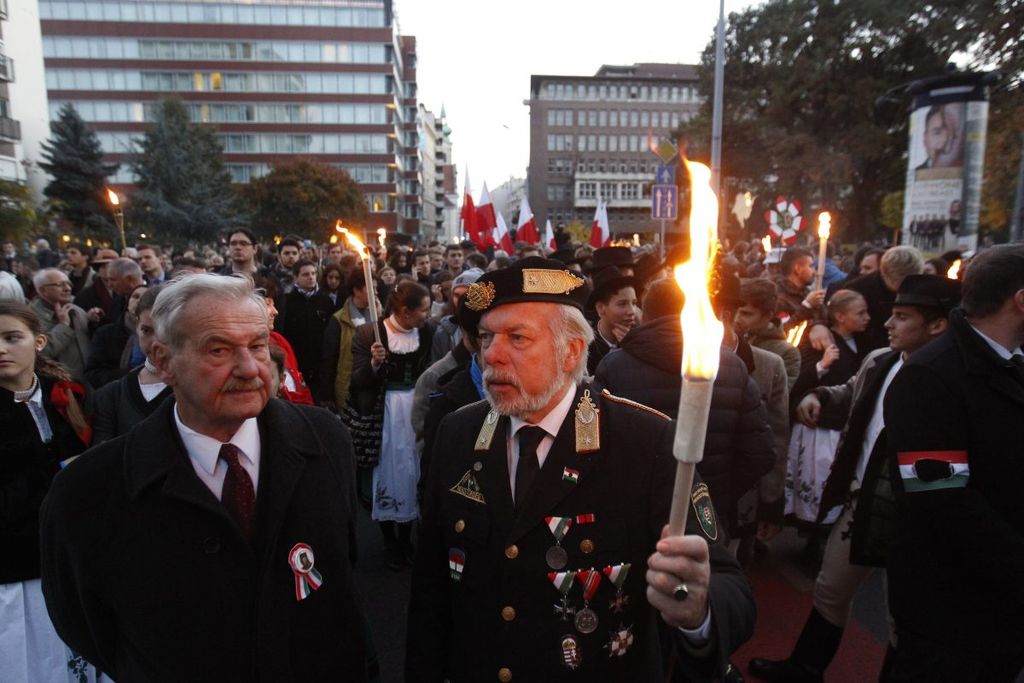 1956 – Fáklyás felvonulás Budapesten