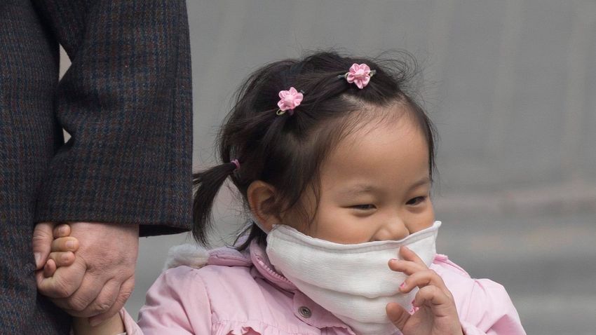 Japán tudósok: Két év alatti gyermekek ne hordjanak maszkot!