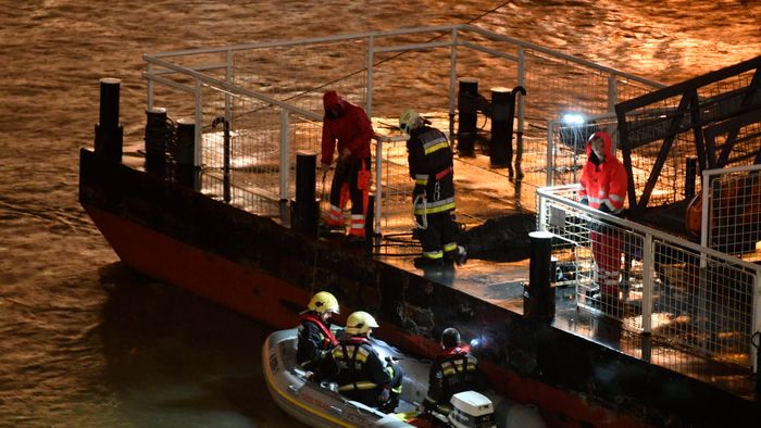 Dunai hajóbaleset - Felborult egy hajó a Dunán a Parlamentné