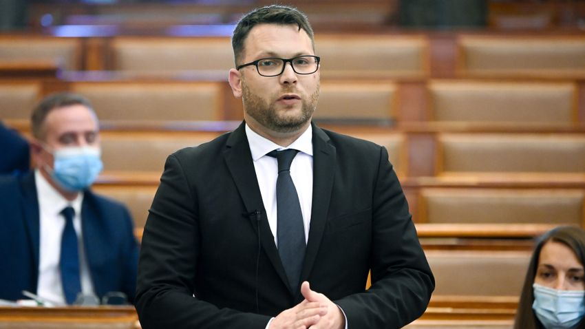 Schanda Tamás: A vírus elleni háborúban vakcinával győzhetünk