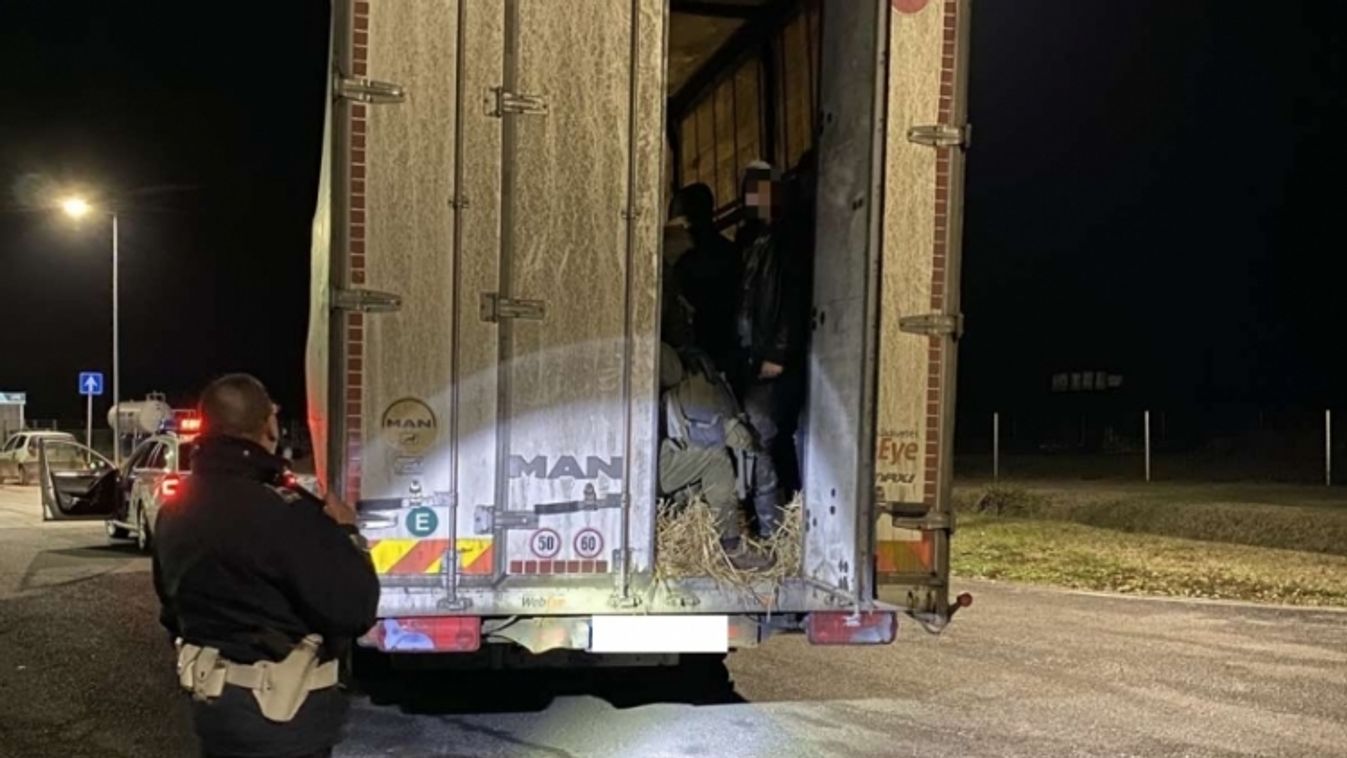 Illegális bevándollók lapultak a magyar kamionokban