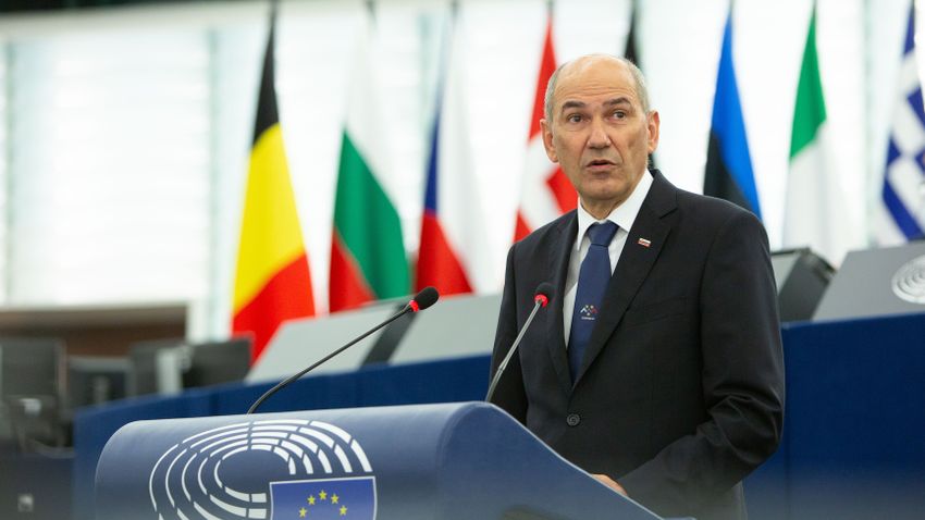 Strasbourgban össztűz alá vették Janez Janšát