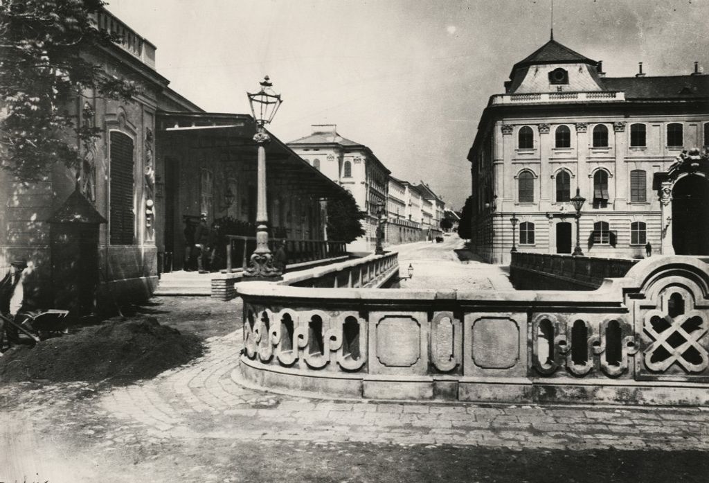 az egykori rámpa, Oroszlános udvar, a felvétel 1875 után készült, Kép forrása Fortepan 77626, Adományozó Simon Gyula