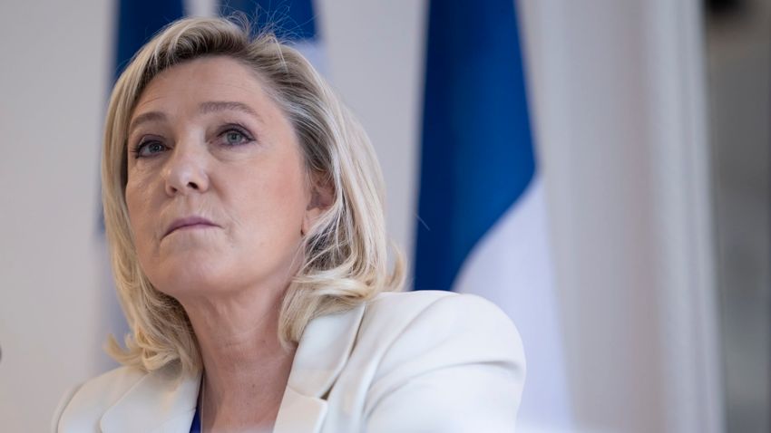 Megérkezett Magyarországra Marine Le Pen