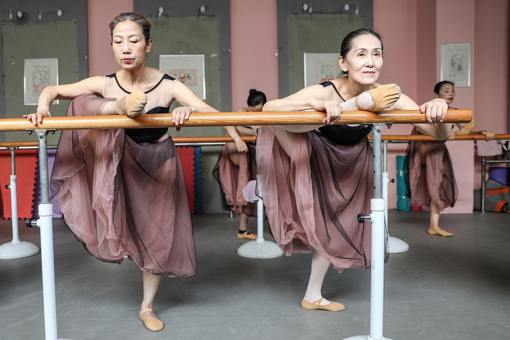 Grannies In Henan On Their Way To Pursuit Ballet Dream
