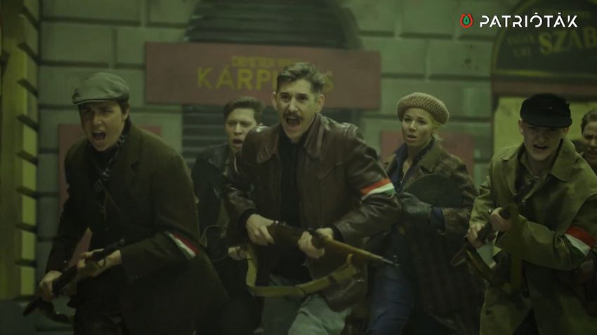 Molotov-koktél is robban a Patrióták új '56-os filmjében + videó