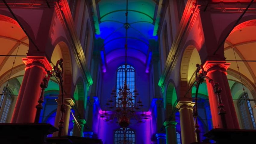 A Pride alkalmából szivárványos kivilágítást kapott egy amszterdami templom