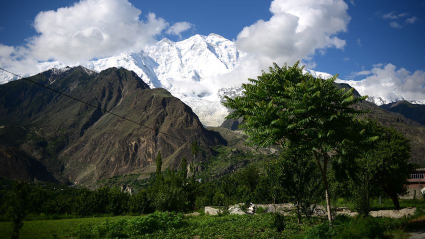 Három hegymászó rekedt fenn egy pakisztáni hegyen