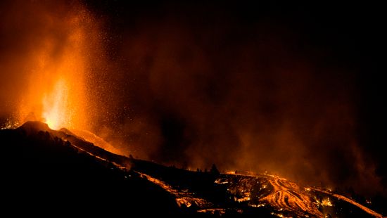 Vulkánkitörés a Kanári-szigeteken: ezerfokos magma a kertben (videóval)