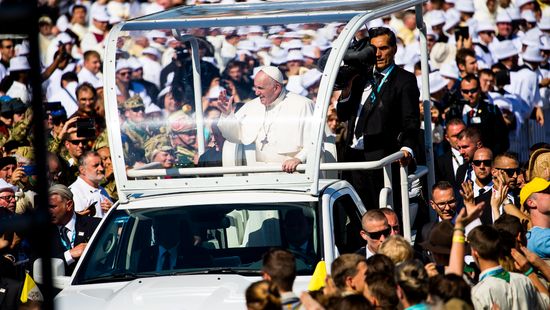 Hatalmas tömeg vett részt a budapesti pápai szentmisén