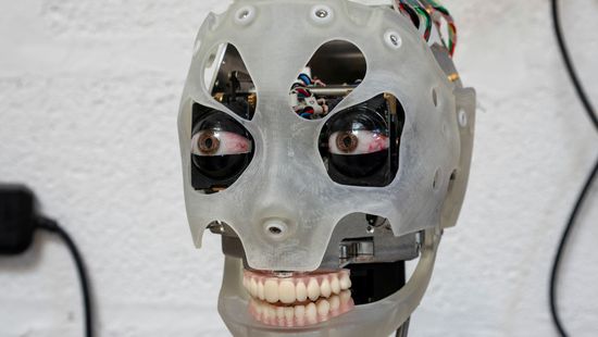 A robot tekintete hat az emberi agyra
