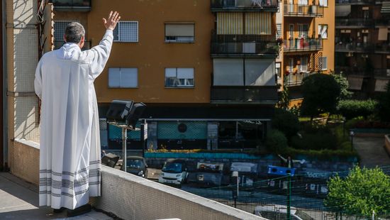 Életfogytiglani börtönre ítéltek egy papot megölő illegális bevándorlót
