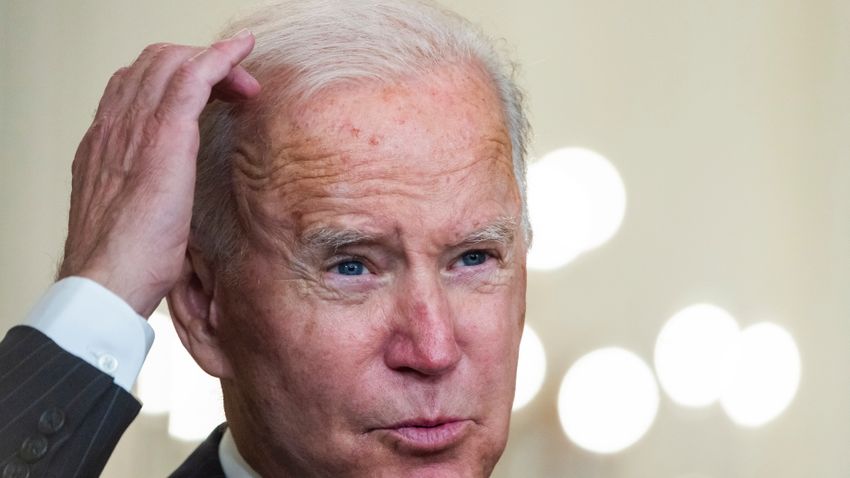 Megállíthatatlan zuhanórepülésben Joe Biden népszerűsége
