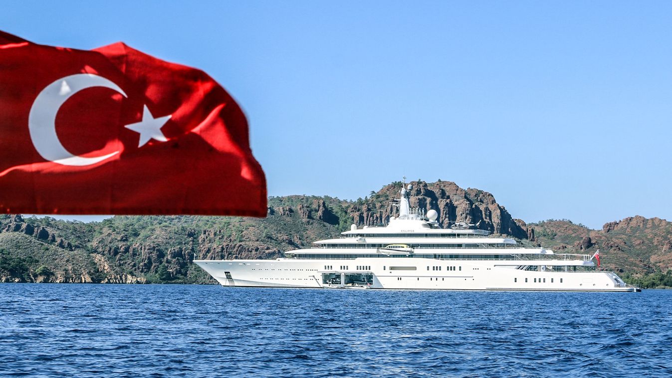 Roman Abramovich's yacht "Eclipse" anchors in Turkey
