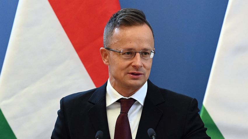 Szijjártó Péter: A lengyelek hasonló támadás alatt állnak, mint 2015-ben hazánk