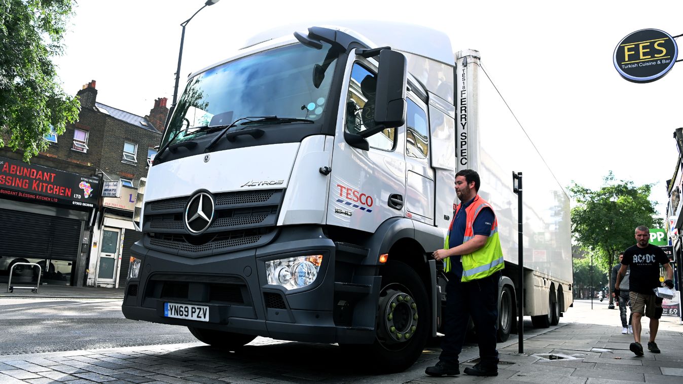Shortage of lorry drivers hits UK supply chain 
