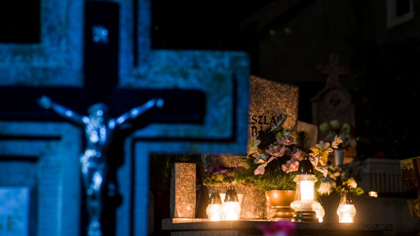 Halottak napja: tovább tartanak nyitva a temetők