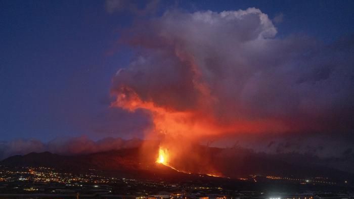 La Palma, 2021. október 27.
A Cumbre Vieja tűzhányó kitörése a Spanyolországhoz tartozó Kanári-szigetek La Palma szigetén 2021. október 26-án. A mostani vulkánkitörés szeptember 19-én kezdődött.
MTI/AP/Emilio Morenatti