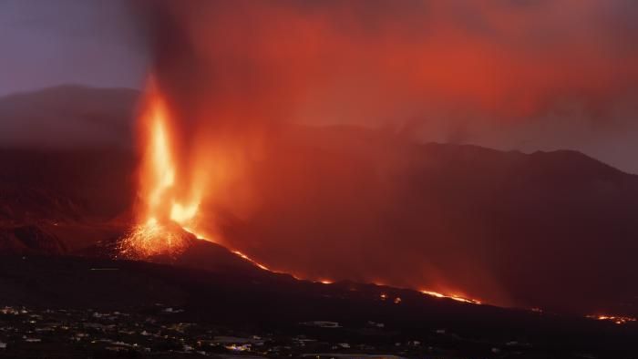 La Palma, 2021. október 27.
A Cumbre Vieja tűzhányó kitörése a Spanyolországhoz tartozó Kanári-szigetek La Palma szigetén 2021. október 26-án. A mostani vulkánkitörés szeptember 19-én kezdődött.
MTI/AP/Emilio Morenatti