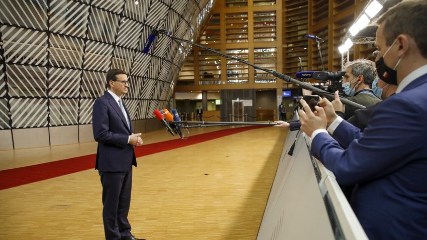 Lengyel külügy: Az Európai Parlament túllépett saját hatáskörén