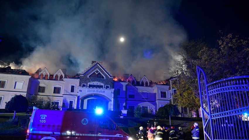 Lángra kapott egy tamásipusztai szálloda, a tűzoltók leküzdötték a lángokat