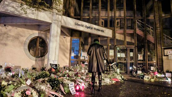 Lapozó: Felgyújtották a radikális iszlamizmus elutasítását szimbolizáló épületet Franciaországban