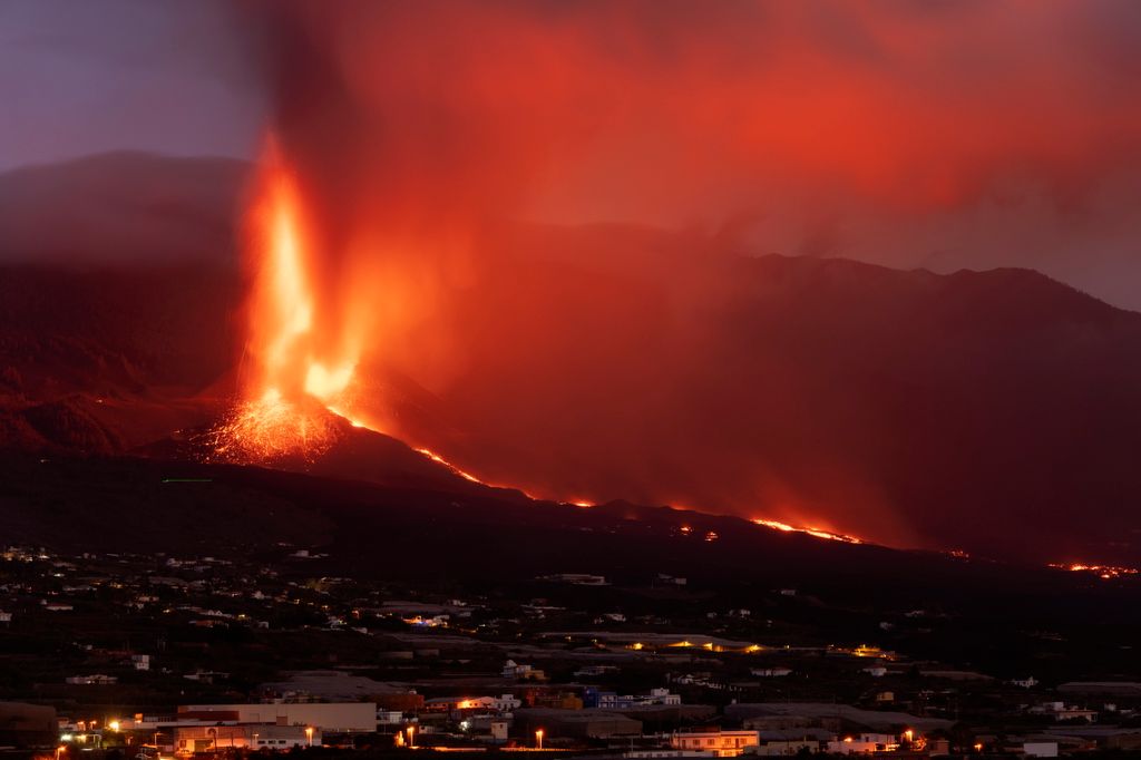 La Palma, 2021. október 27.
A Cumbre Vieja tűzhányó kitörése a Spanyolországhoz tartozó Kanári-szigetek La Palma szigetén 2021. október 26-án. A mostani vulkánkitörés szeptember 19-én kezdődött.
MTI/AP/Emilio Morenatti