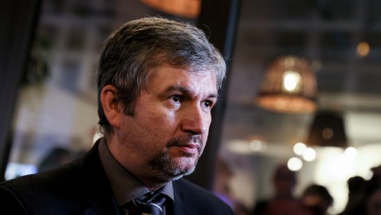 Hadházy Ákos lehallgat