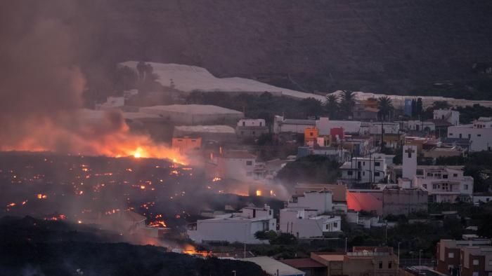 La Laguna, 2021. október 21.
A Cumbre tűzhányóból feltörő láva folyik a Spanyolországhoz tartozó Kanári-szigetek La Palma szigetén fekvő La Laguna településen 2021. október 21-én. Az ott lakókat már kiköltöztették, a házakon átömlő lávafolyam a várakozások szerint a nap folyamán eléri az Atlanti-óceánt.
MTI/AP/Saul Santos