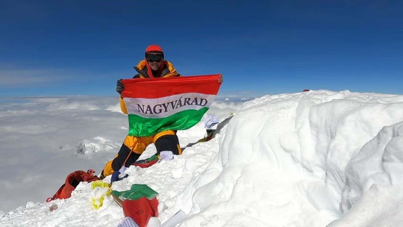 Varga Csaba immár az ötödik 8000 méter fölötti csúcson lobogtatta meg a Nagyvárad feliratú magyar zászlót 2021 október 1-én.