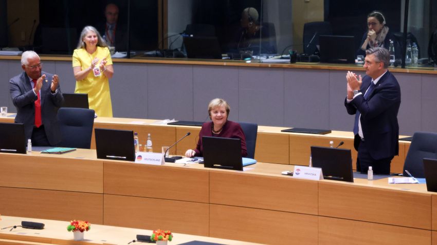 Állótapssal búcsúztatta Angela Merkelt az Európai Tanács