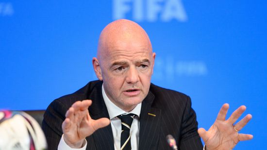 A FIFA-elnök betartotta az ígéretét, és beszélt a büntetésekről is