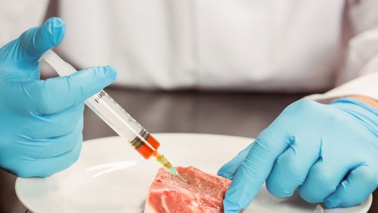 Brüsszel laboratóriumi húsra ad pénzt, de az állattartókon nem segít