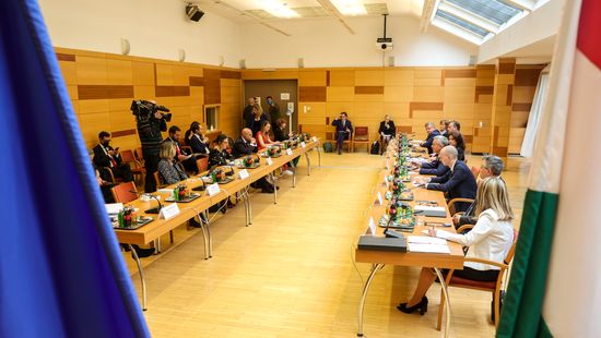 Konzervatív EP-képviselők közleményben álltak ki a kormány mellett