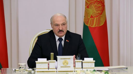 Lukasenka választ vár az EU-tól, befogadna-e kétezer migránst