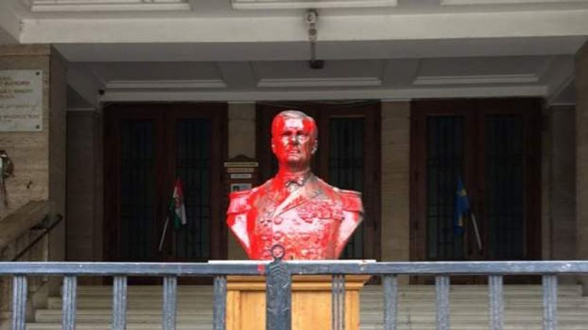 Felmentette a bíróság a Szabadság téri Horthy-szobrot festékkel leöntő nőt