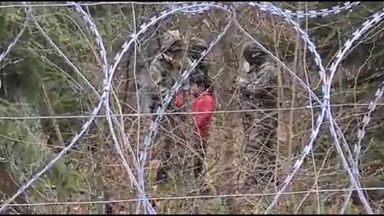 Egy gyerek kér engedélyt a fehérorosz katonáktól, hogy megtámadja a lengyel határőröket + videó