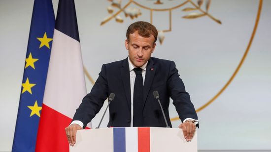 Új színben lobog a francia nemzeti zászló