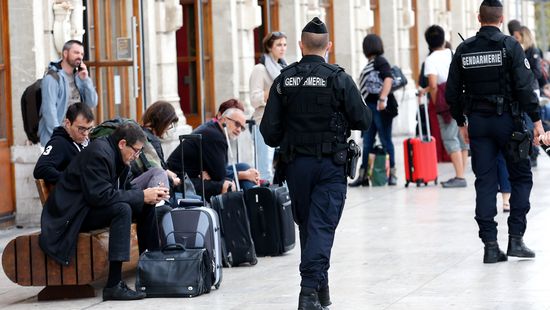 Iszlamista késelt meg Cannes-ban egy francia rendőrt
