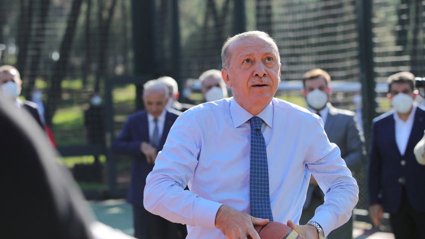 Kosarazással cáfolta a pletykákat a betegségéről a török elnök
