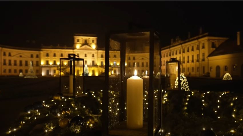 Fellobbant az első gyertyaláng az Esterházy-kastély adventi koszorúján