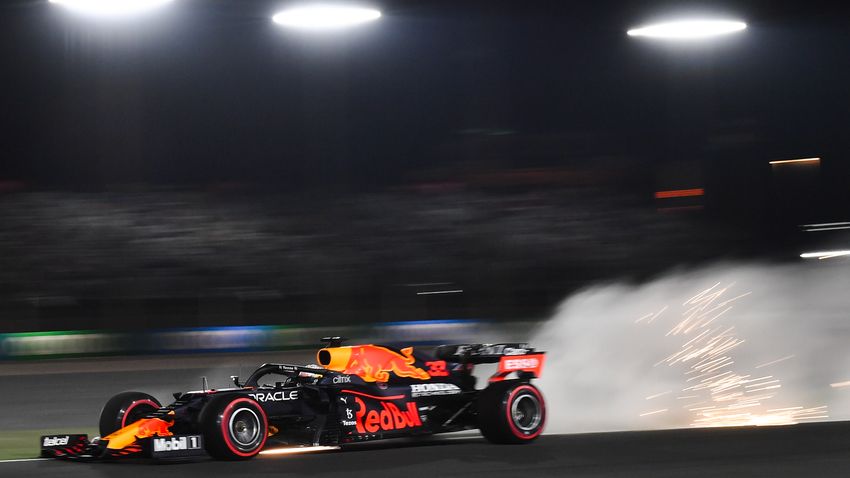 Nem jött be a Mercedes terve, Verstappen javára döntött a FIA