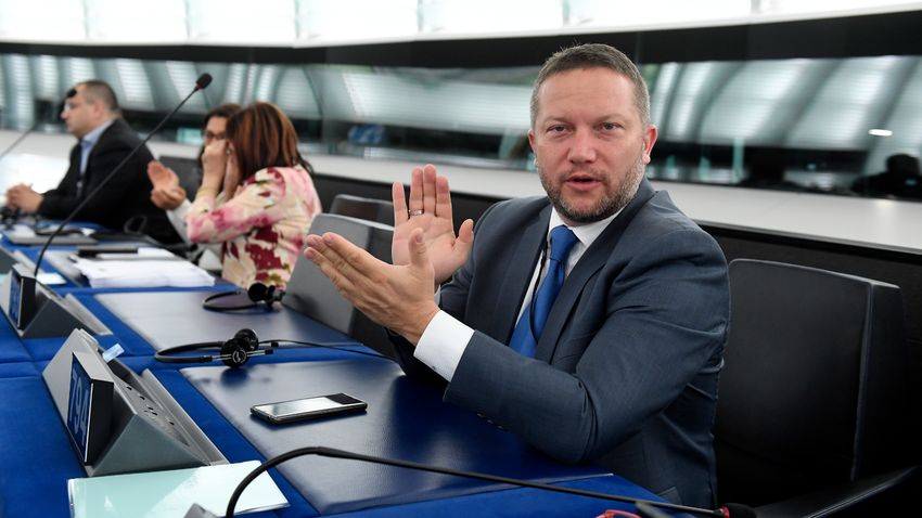 A baloldal ezúttal szórólapokkal támadja Orbánt és Kaczynskit Brüsszelben