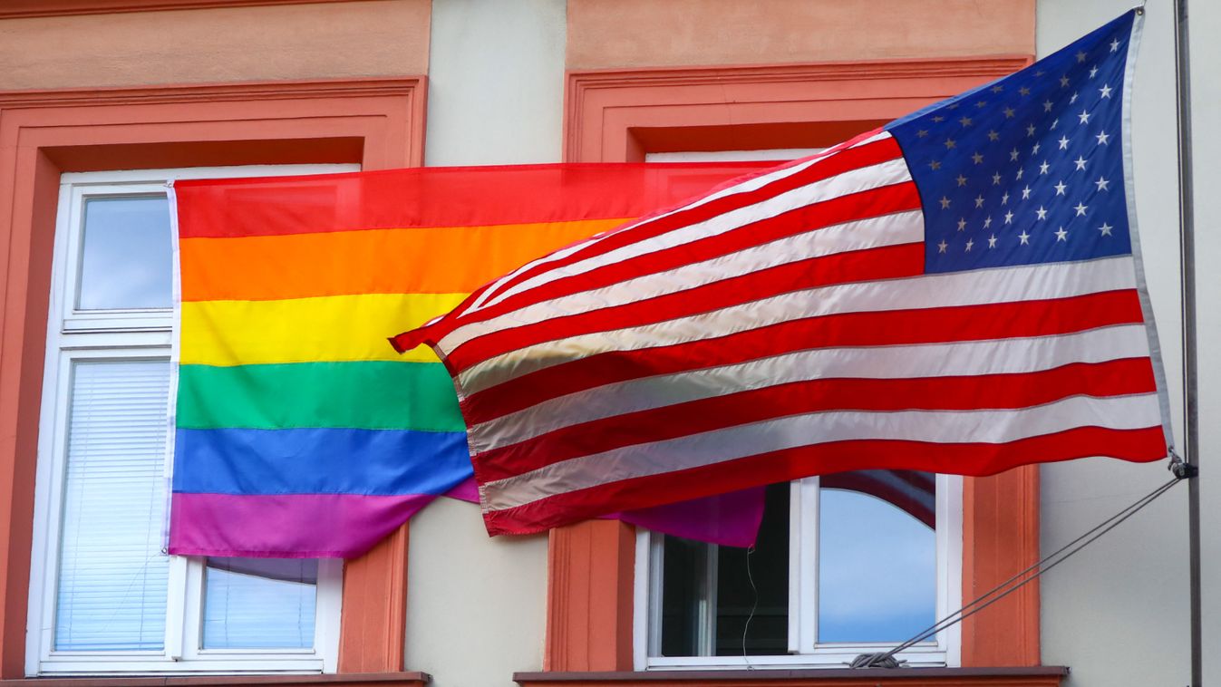  LMBTQ poszt-trauma
Rainbow Flag On US Consulate General In Krakow, Poland