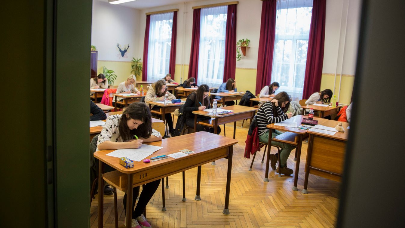 Diákok kitöltik a feladatlapokat a központi írásbeli felvételi vizsgán az Orosházi Táncsics Mihály Gimnázium, Szakközépiskola és Kollégiumban 2015. január 17-én. Ezen a napon 480 intézmény 499 vizsgahelyszínén tartják a középfokú iskolák központi írásbeli felvételi vizsgáit a 8 és a 6 évfolyamos gimnáziumokban, továbbá a 9. évfolyamra és az Arany János Tehetséggondozó Programba jelentkezők számára. Orosházán 260 fiatal ír felvételit.
MTI Fotó: Rosta Tibor