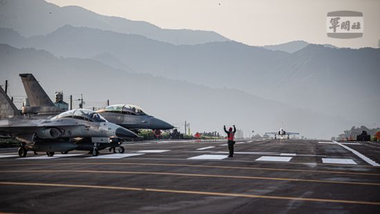 Tajvan új, korszerű F–16-os vadászbombázókat állított hadrendbe