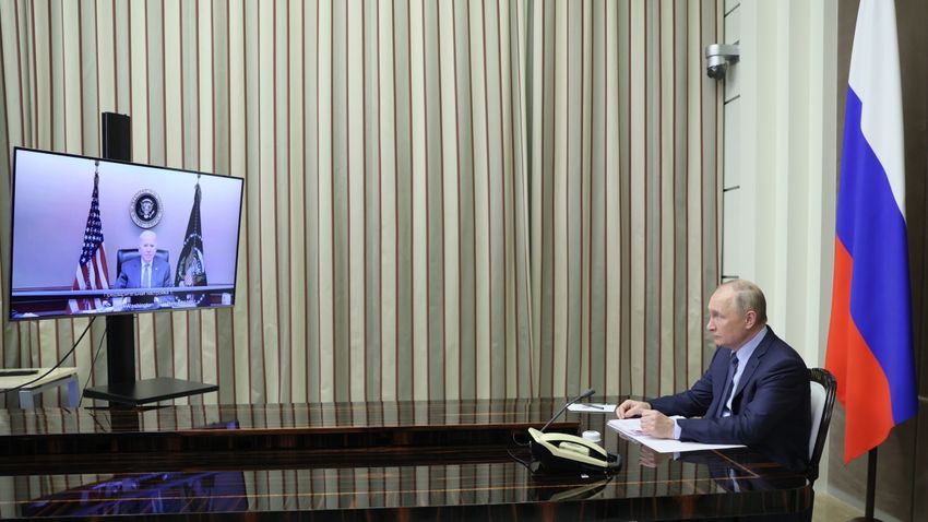 Több mint két órán át tanácskozott Putyin és Biden