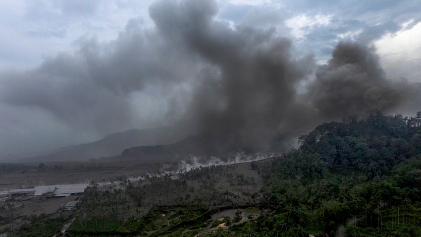 Már tizennégy áldozata van az indonéziai vulkánkitörésnek