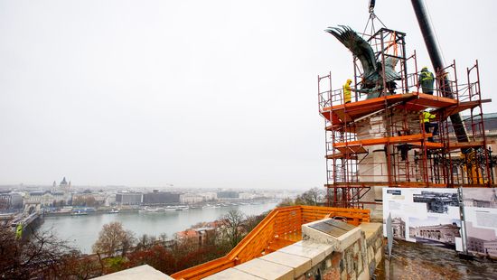 Visszaemelték eredeti helyére a budai Vár turulszobrát + galéria